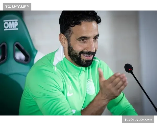 阿莫林坦言曼联正处于重建期 感谢球迷支持并展望未来